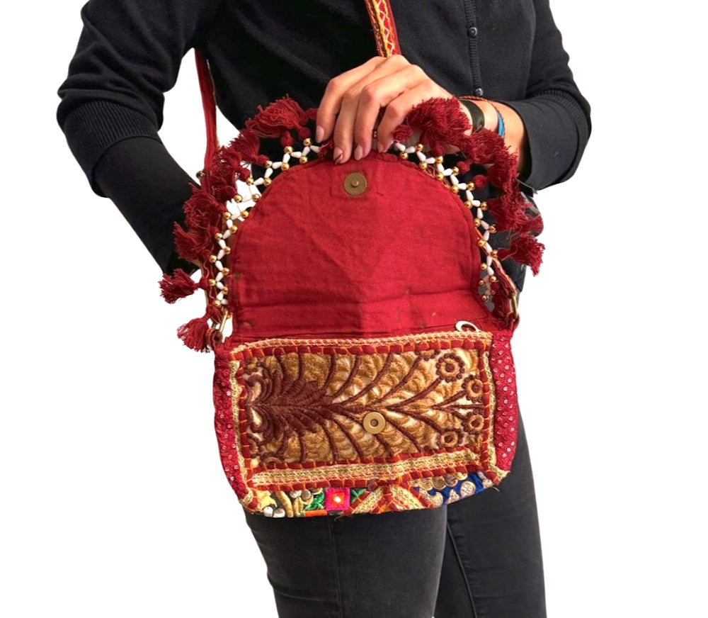 Bolso bohemio bandolera de patchwork con pompones