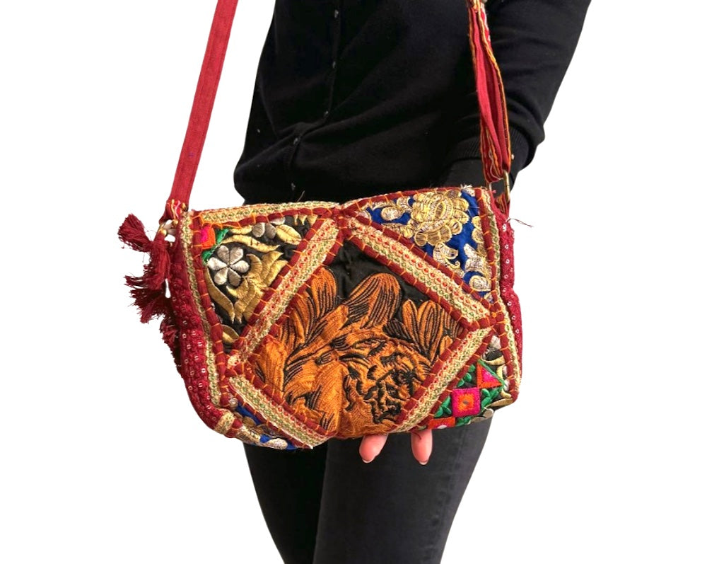 Bolso bohemio bandolera de patchwork con pompones