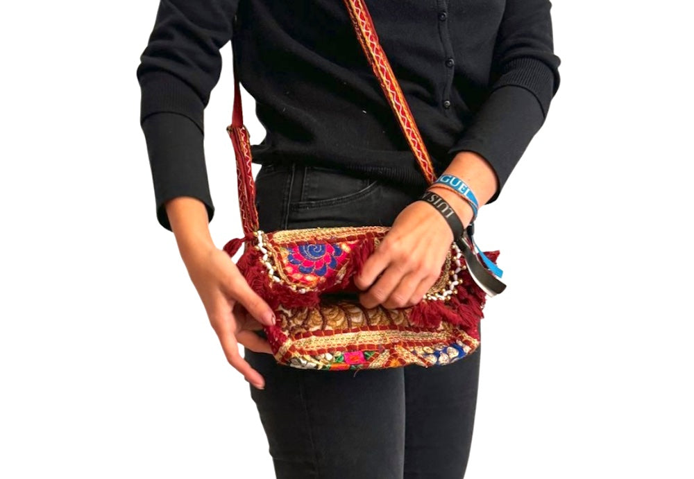 Bolso bohemio bandolera de patchwork con pompones