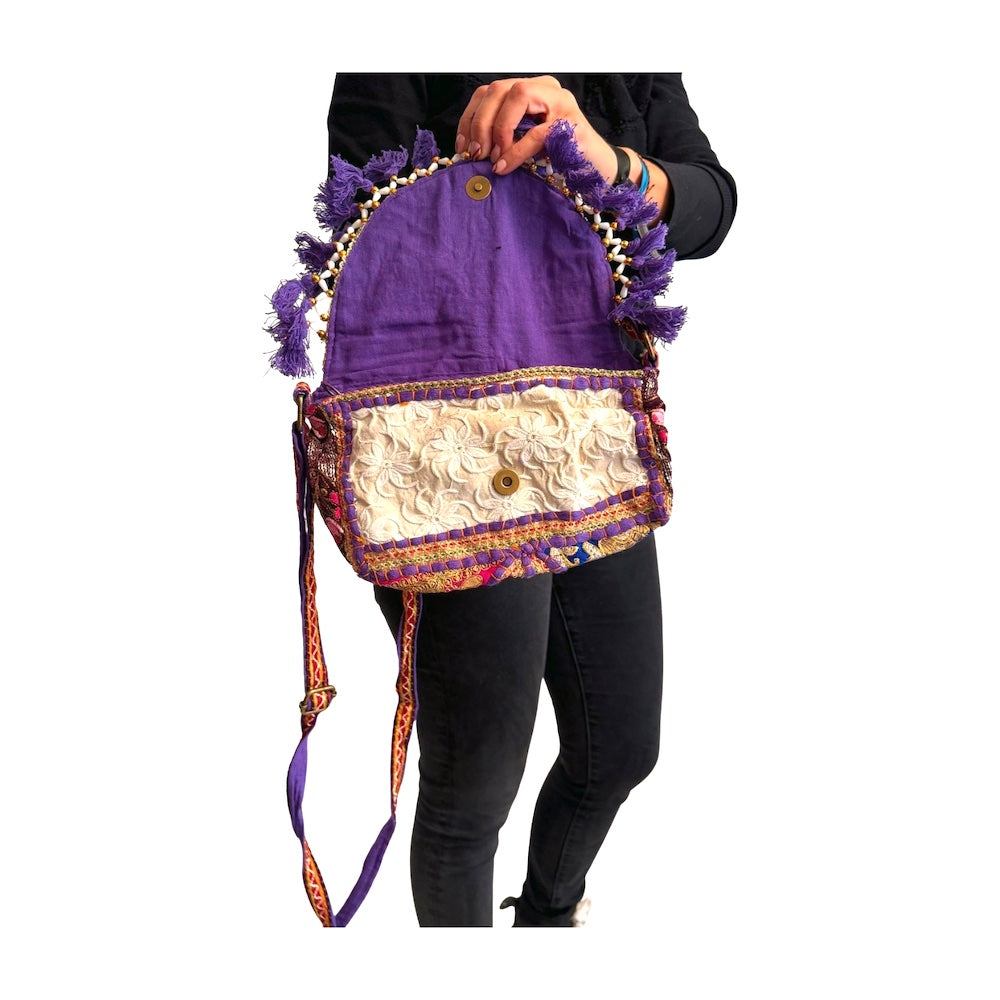 Bolso bohemio bandolera de patchwork con pompones