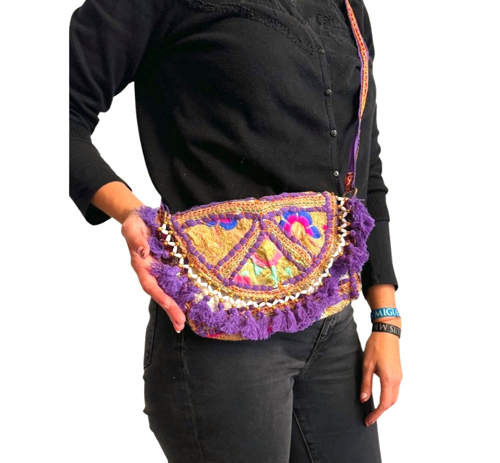 Bolso bohemio bandolera de patchwork con pompones