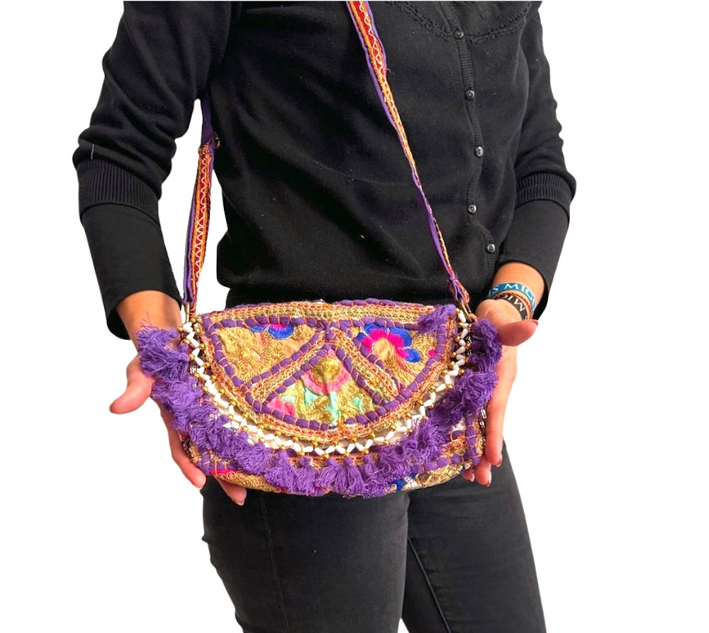 Bolso bohemio bandolera de patchwork con pompones