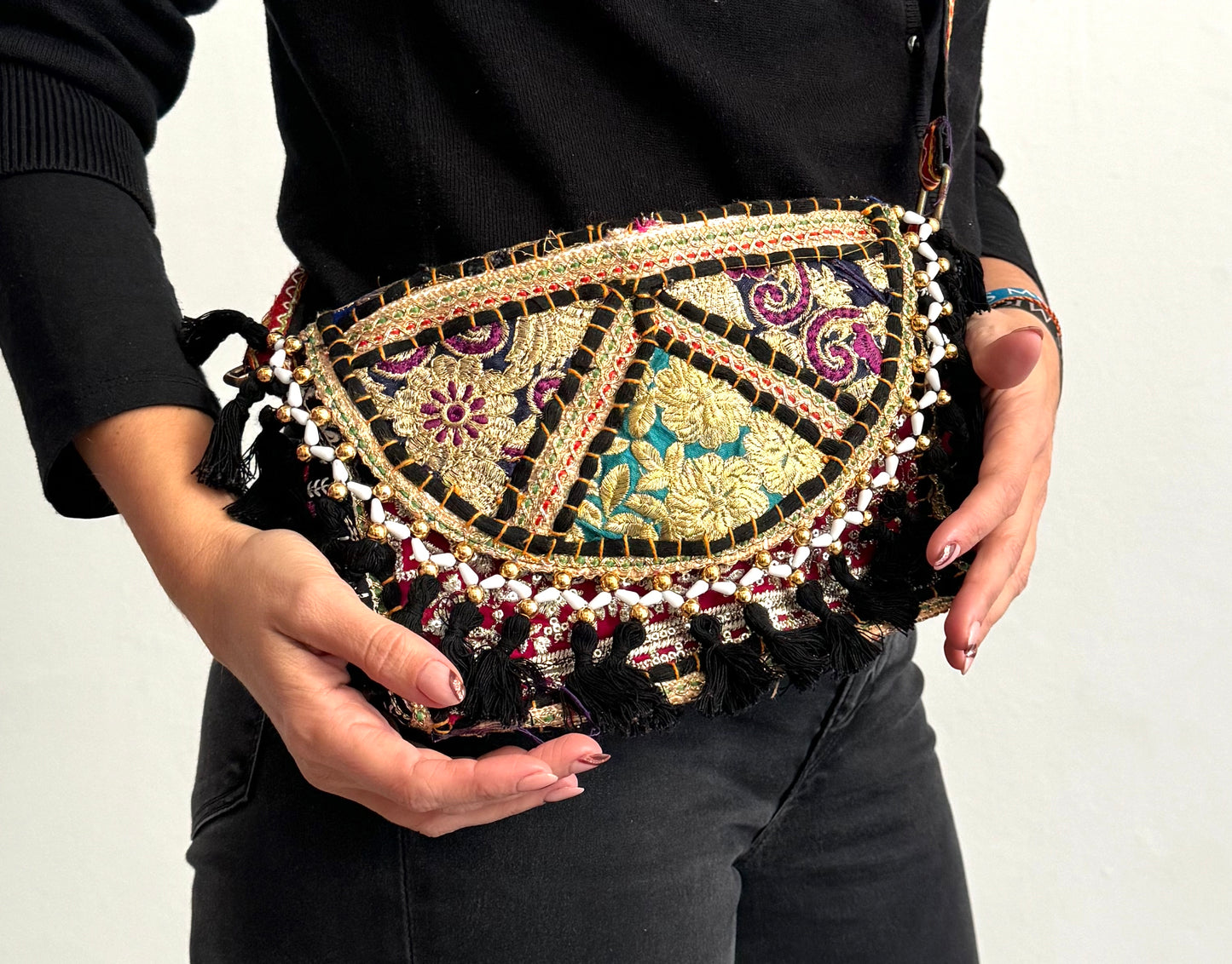 Bolso bohemio bandolera de patchwork con pompones