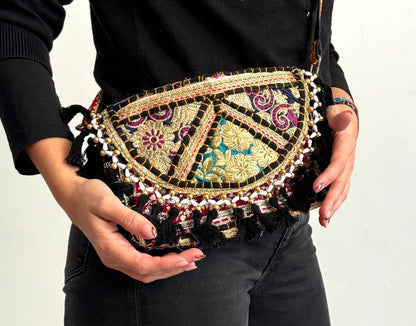 Bolso bohemio bandolera de patchwork con pompones