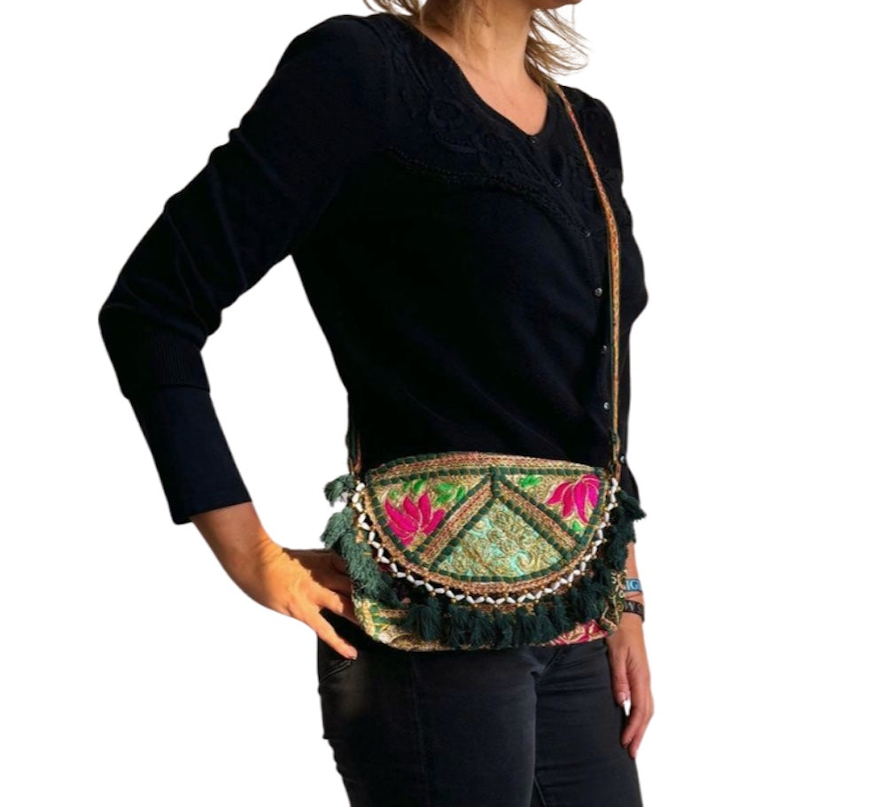 Bolso bohemio bandolera de patchwork con pompones