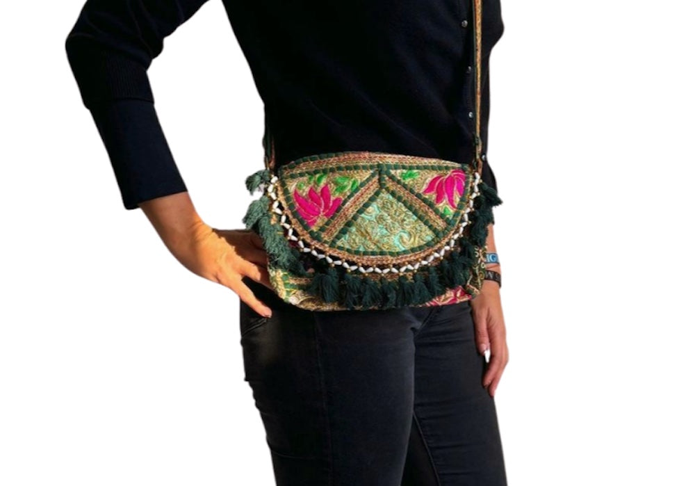 Bolso bohemio bandolera de patchwork con pompones
