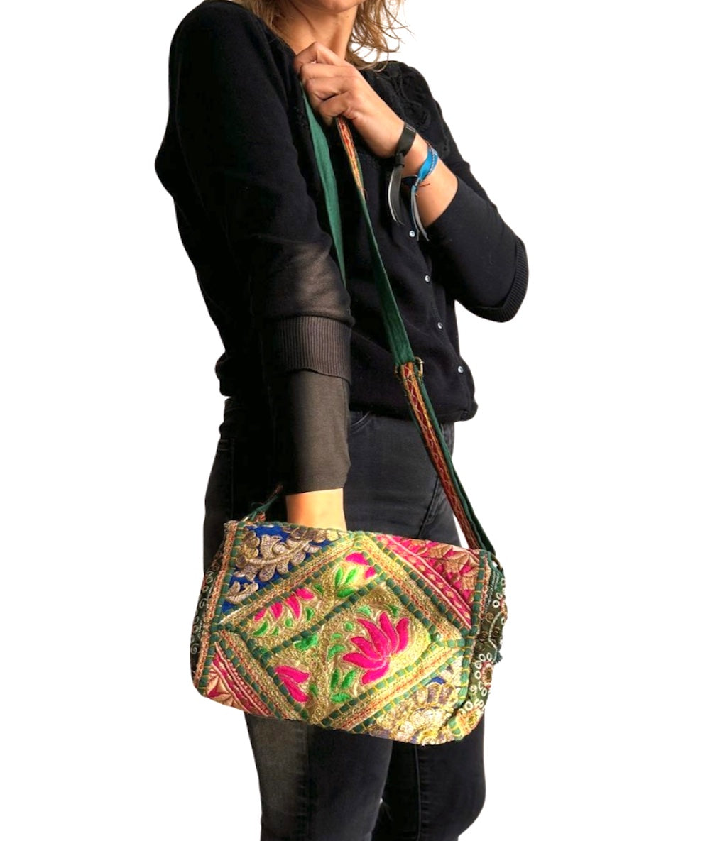 Bolso bohemio bandolera de patchwork con pompones