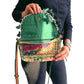 Bolso bohemio bandolera de patchwork con pompones