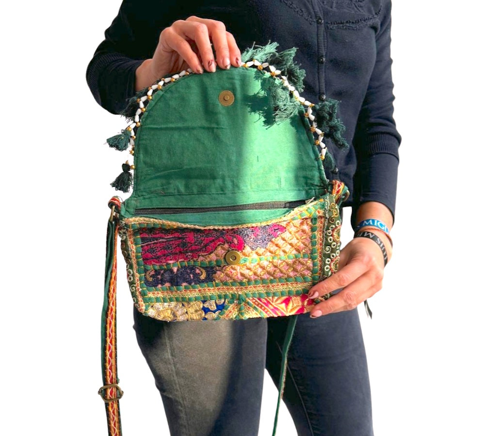 Bolso bohemio bandolera de patchwork con pompones