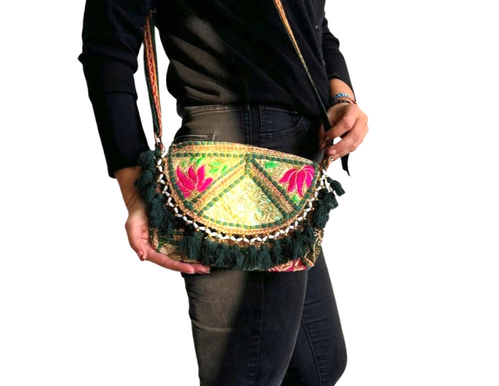 Bolso bohemio bandolera de patchwork con pompones