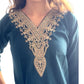 Kurti Azul Petróleo con Escote Bordado en Dorado