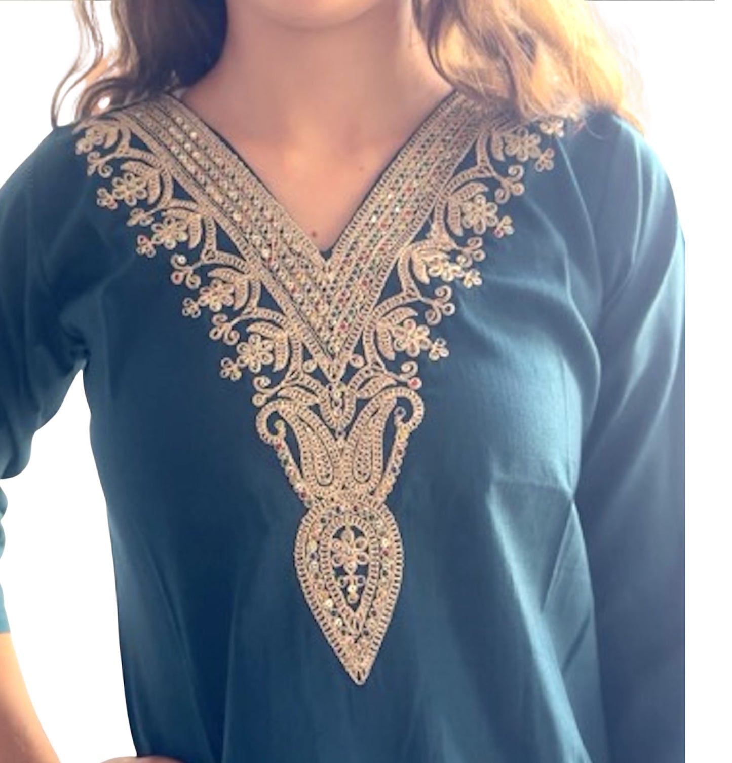 Kurti Azul Petróleo con Escote Bordado en Dorado