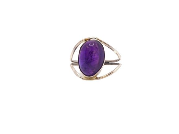 Anillo de plata ovalado con amatista