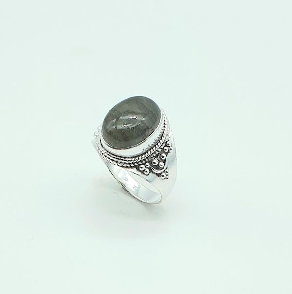 Anillo de plata de la India con labradorita