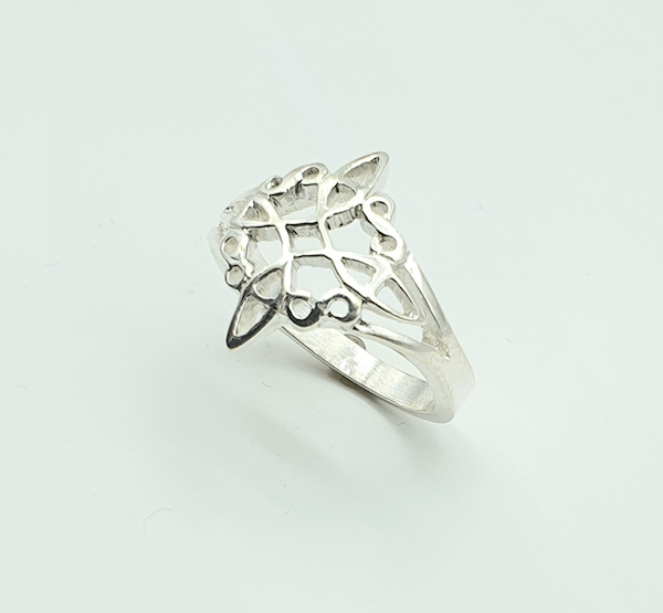 Anillo de plata nudo de bruja