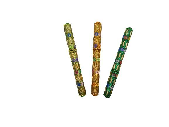 Bolígrafo de colores con florecitas y eses doradas