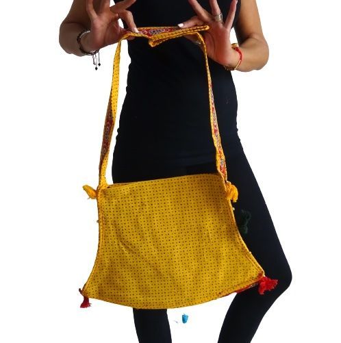 Bolso bandolera indio amarillo con pompones