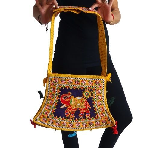 Bolso bandolera indio amarillo con pompones