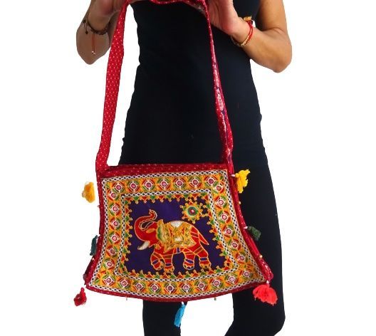 Bolso bandolera indio rojo con pompones