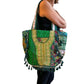 Bolso bohemio verde con pompones