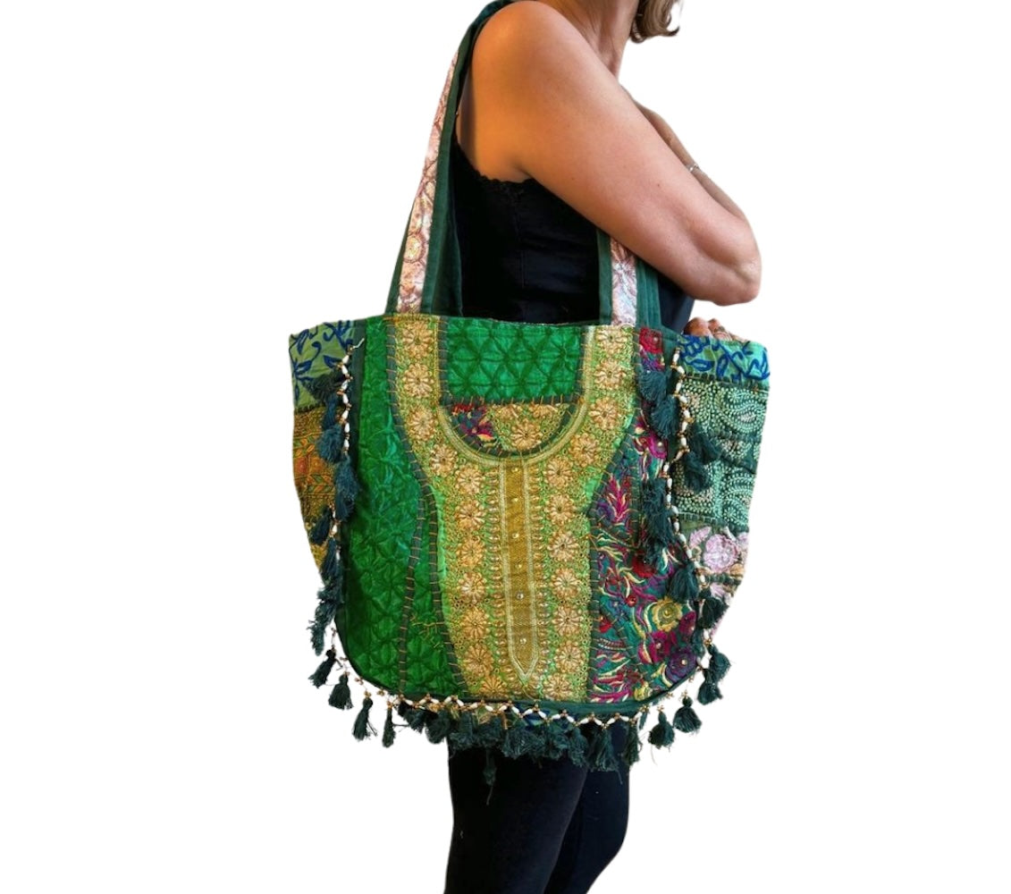 Bolso bohemio verde con pompones