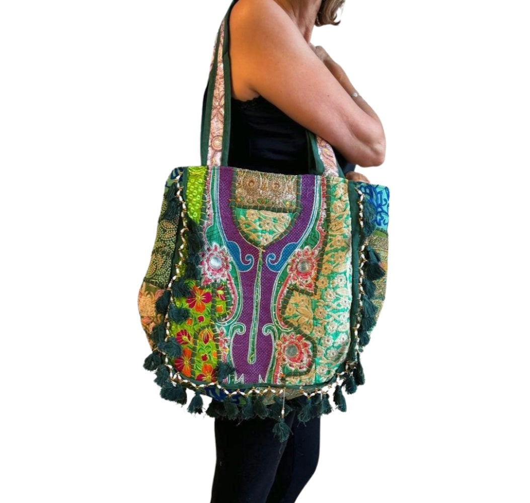 Bolso bohemio verde con pompones