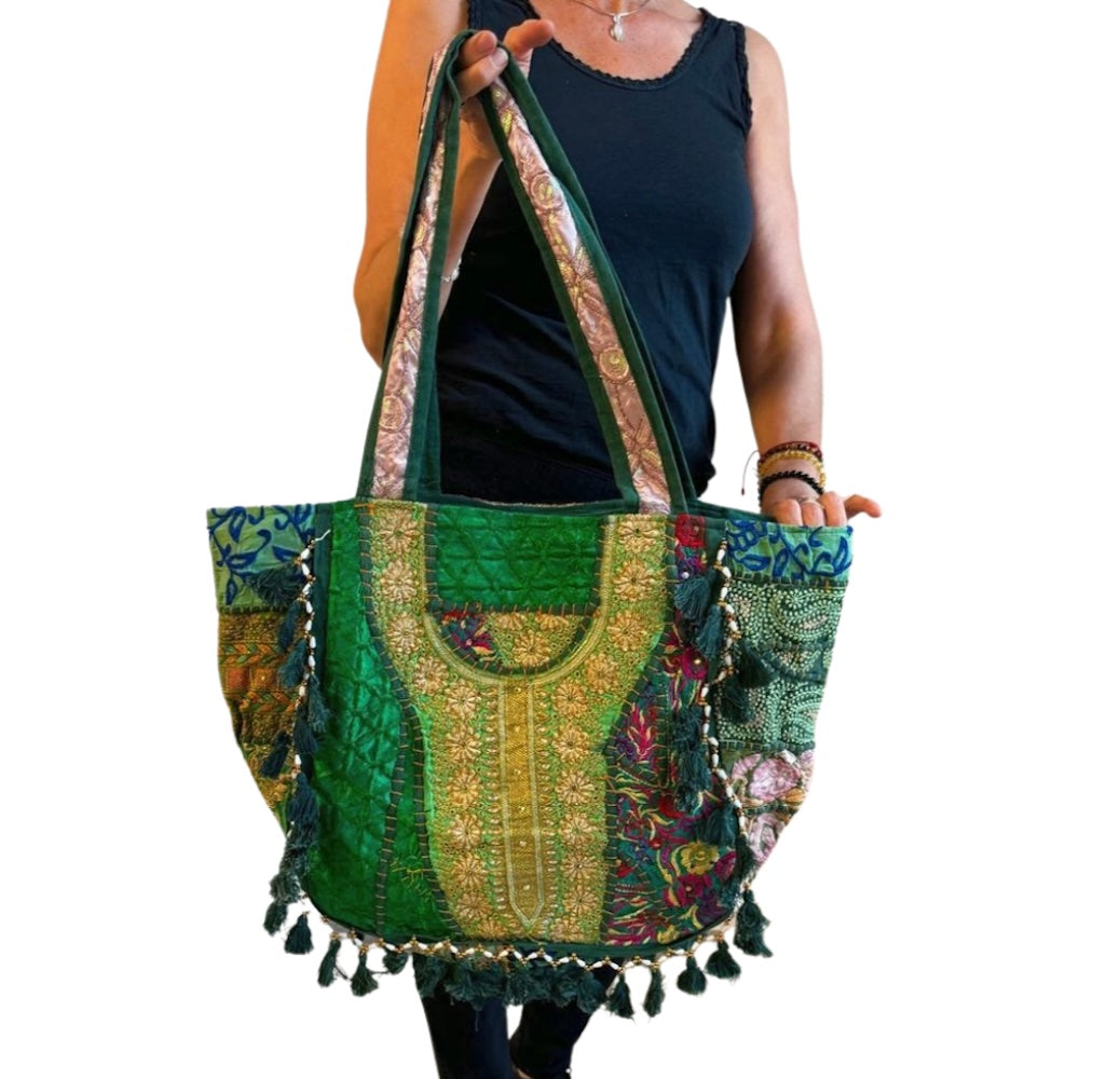 Bolso bohemio verde con pompones