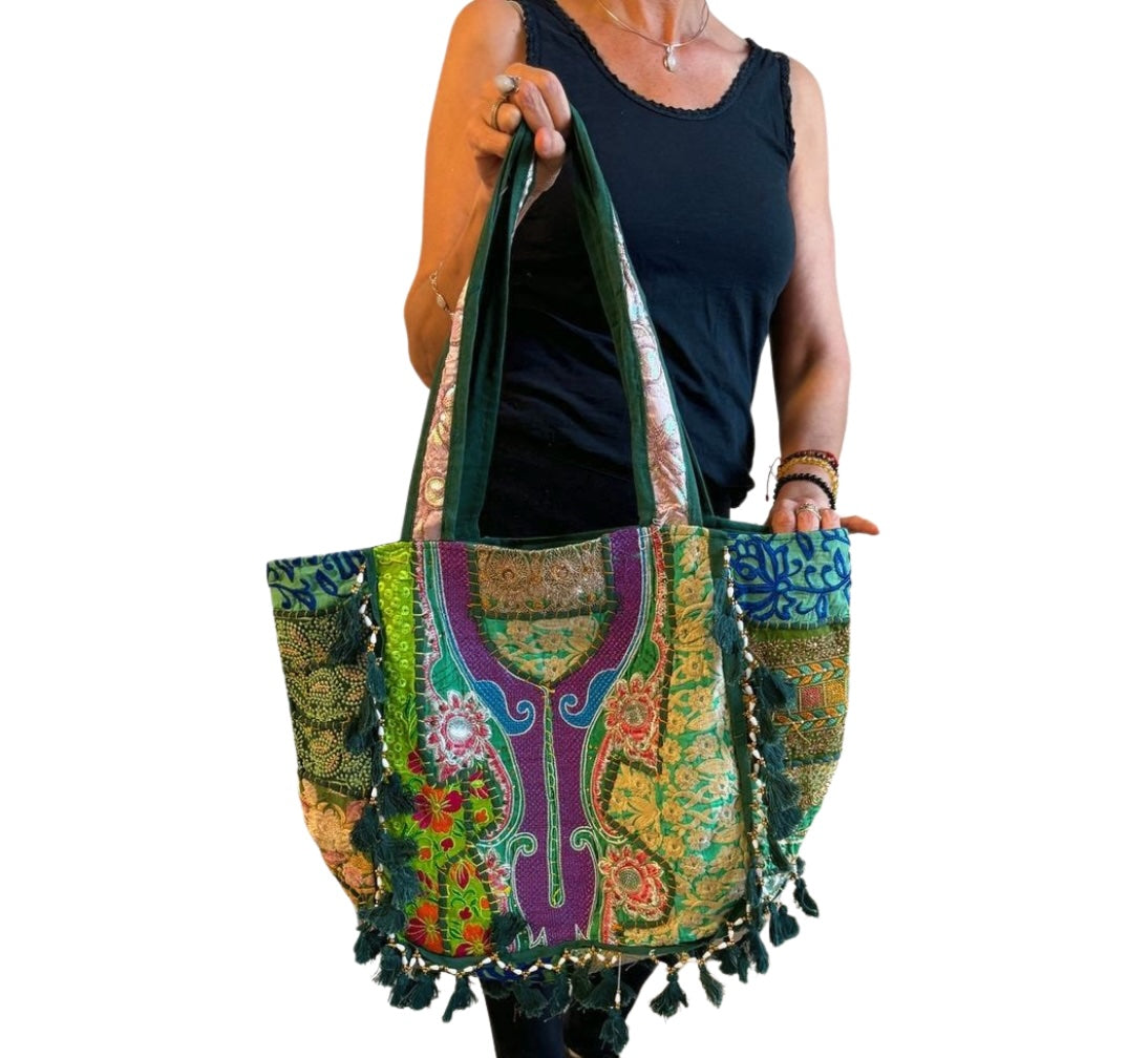 Bolso bohemio verde con pompones