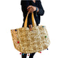 Bolso bohemio dorado con pompones
