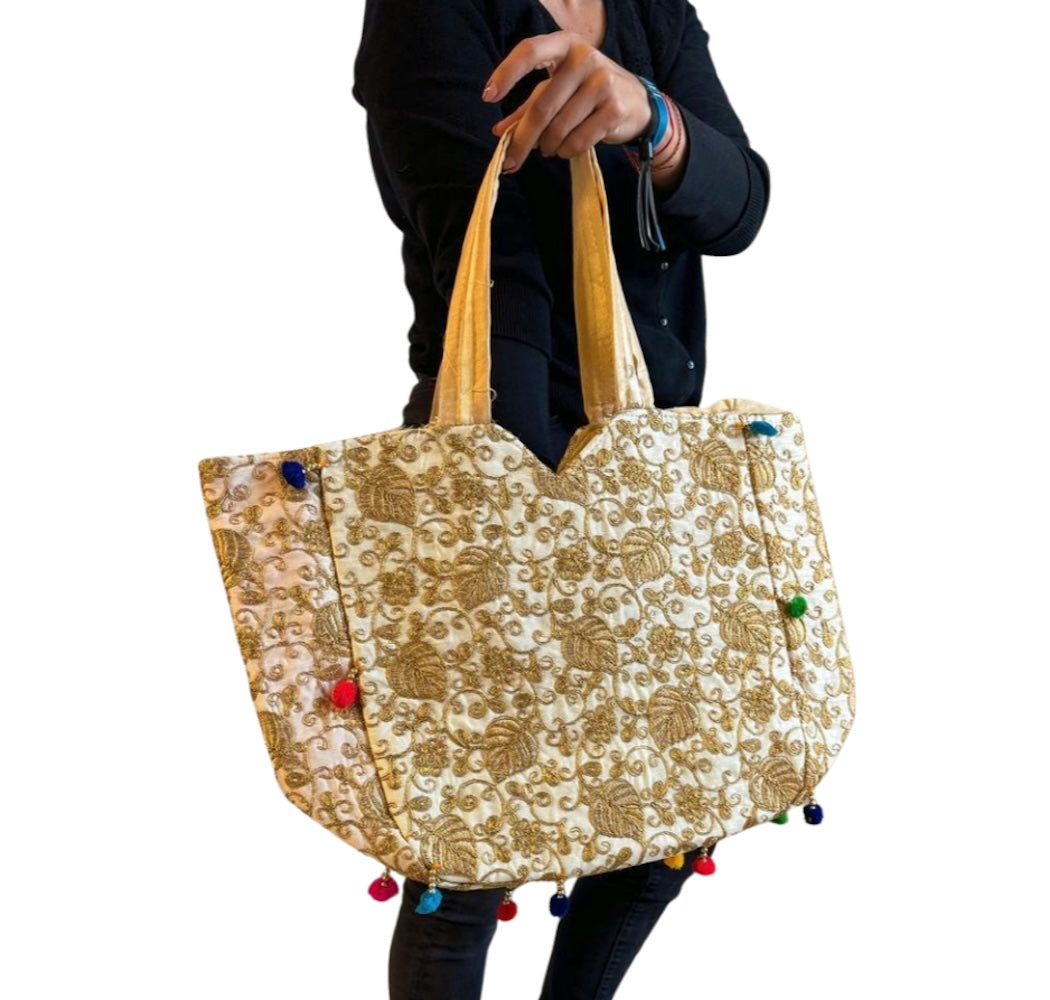 Bolso bohemio dorado con pompones
