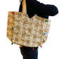 Bolso bohemio dorado con pompones