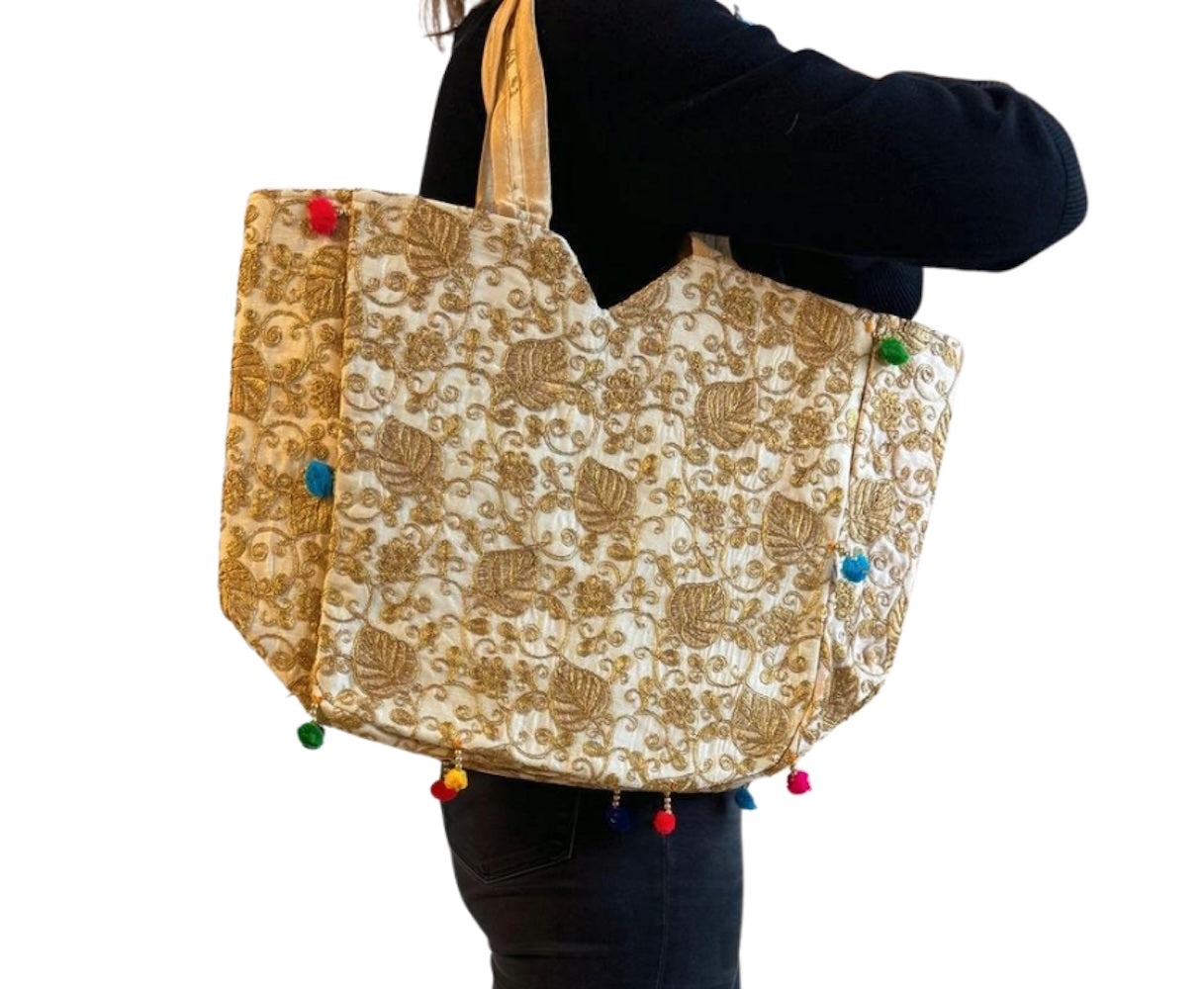 Bolso bohemio dorado con pompones