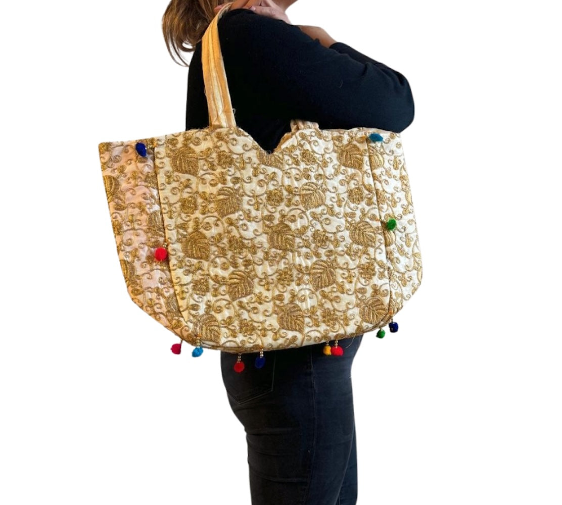 Bolso bohemio dorado con pompones