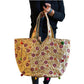 Bolso bohemio dorado con pompones