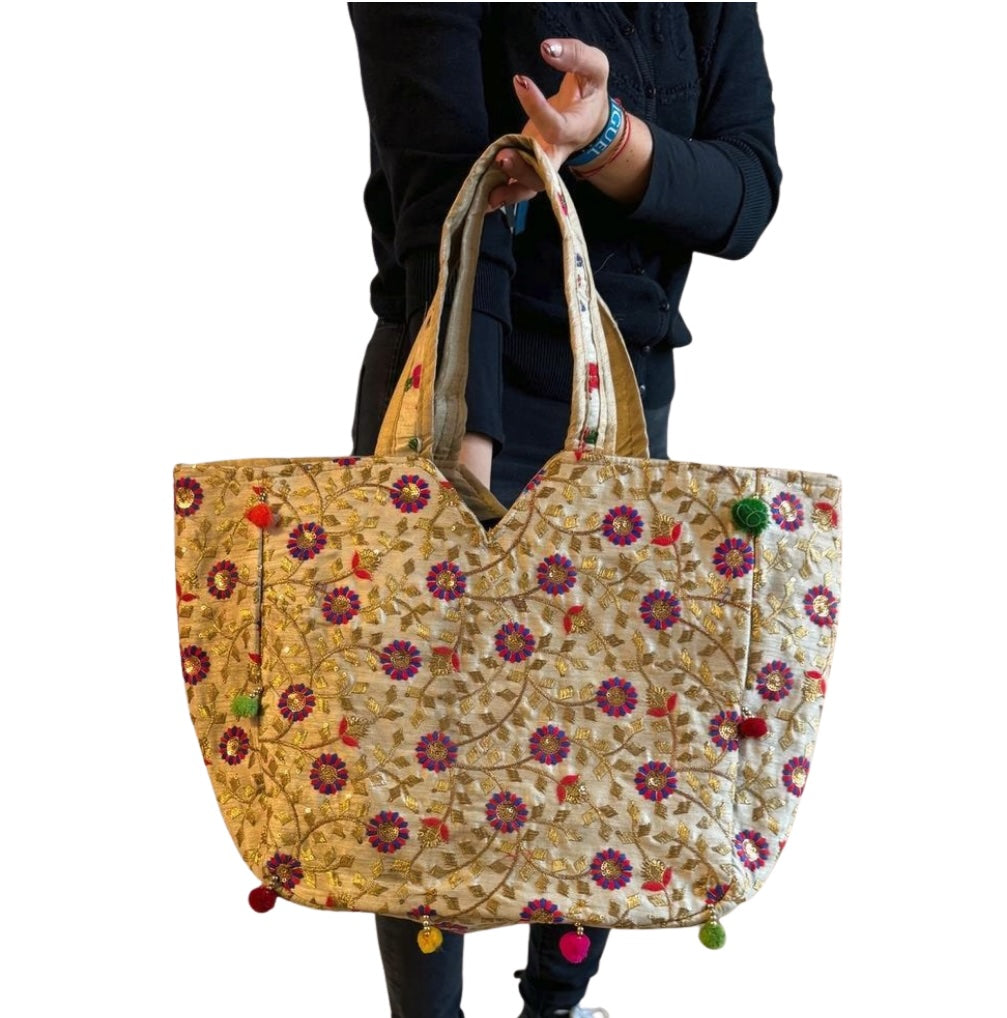 Bolso bohemio dorado con pompones