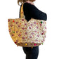 Bolso bohemio dorado con pompones
