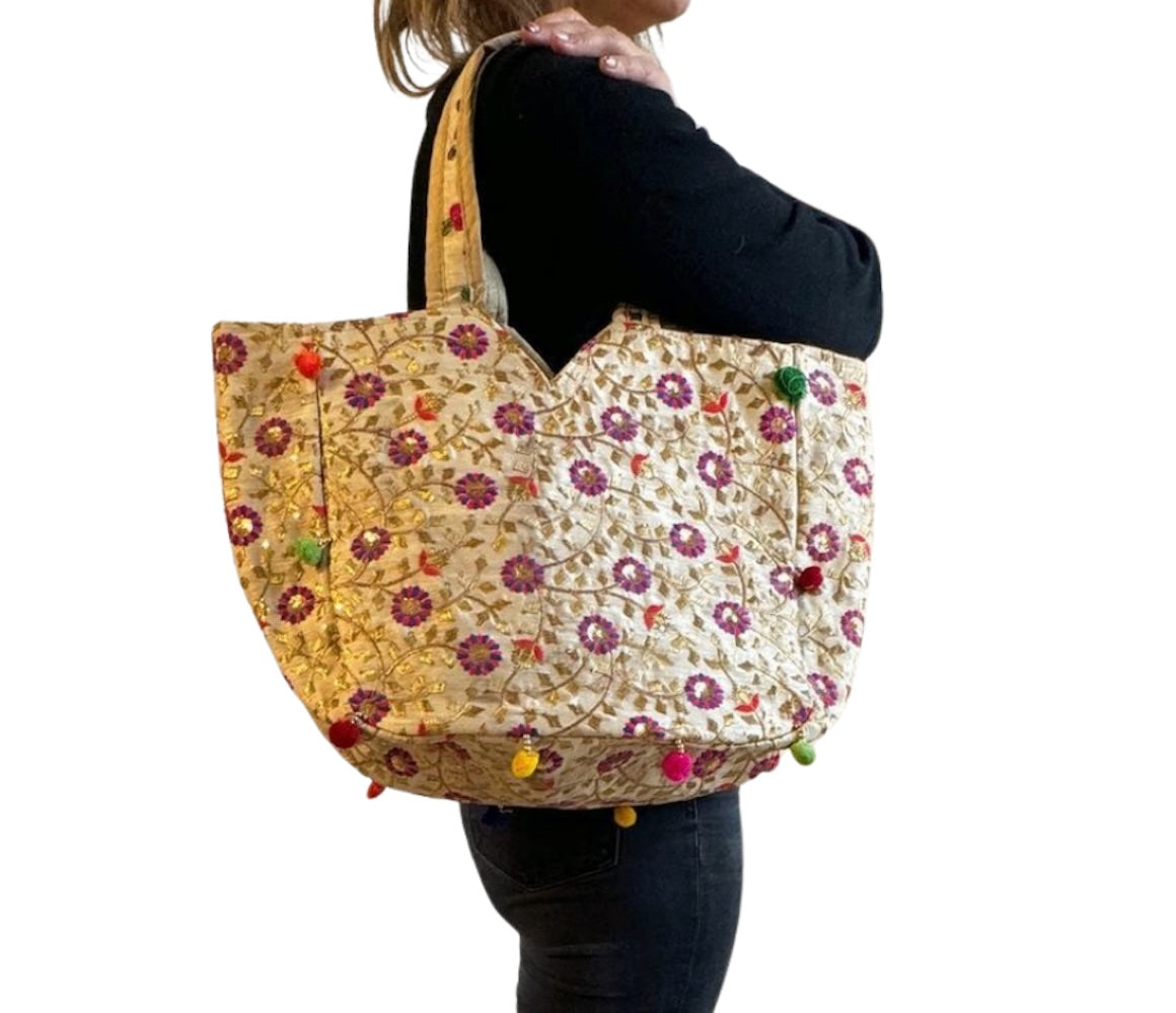 Bolso bohemio dorado con pompones