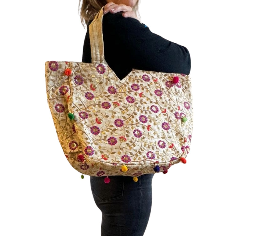 Bolso bohemio dorado con pompones