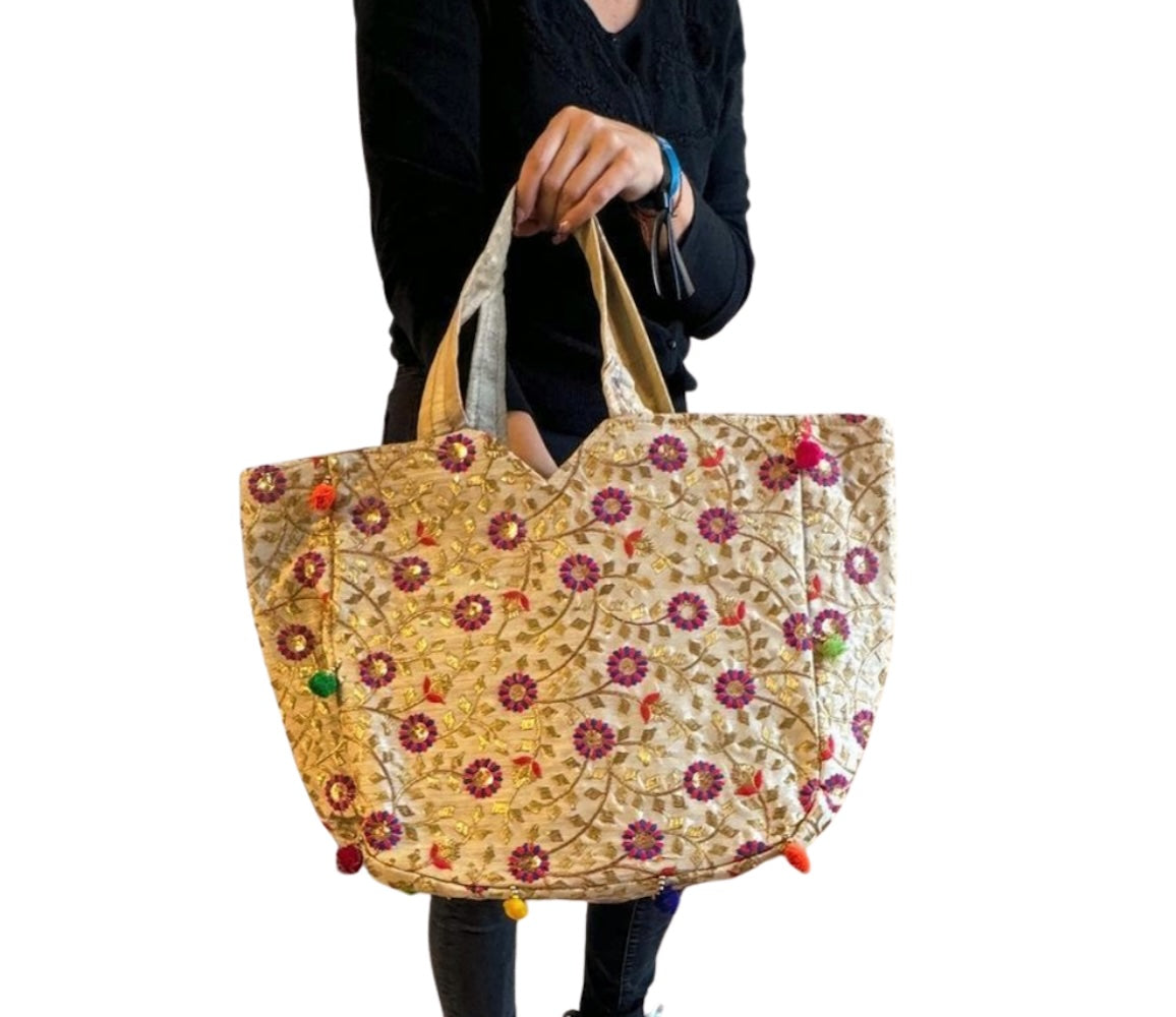 Bolso bohemio dorado con pompones