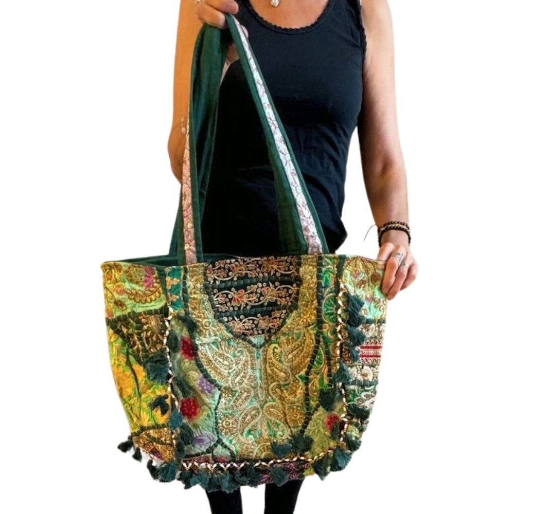 Bolso bohemio verde con pompones