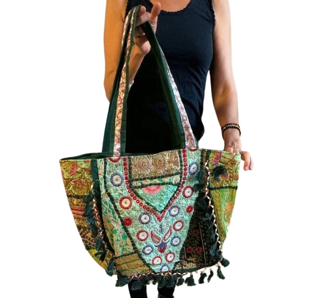 Bolso bohemio verde con pompones