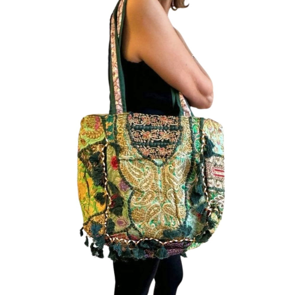 Bolso bohemio verde con pompones
