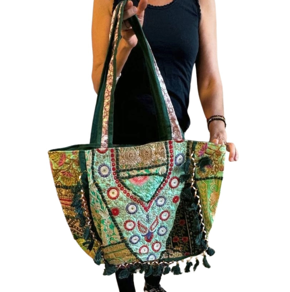 Bolso bohemio verde con pompones