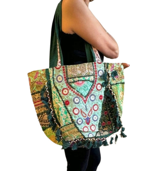 Bolso bohemio verde con pompones