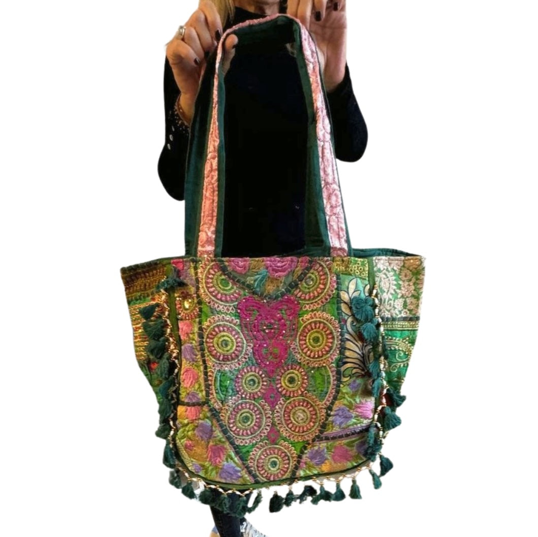 Bolso bohemio verde con pompones