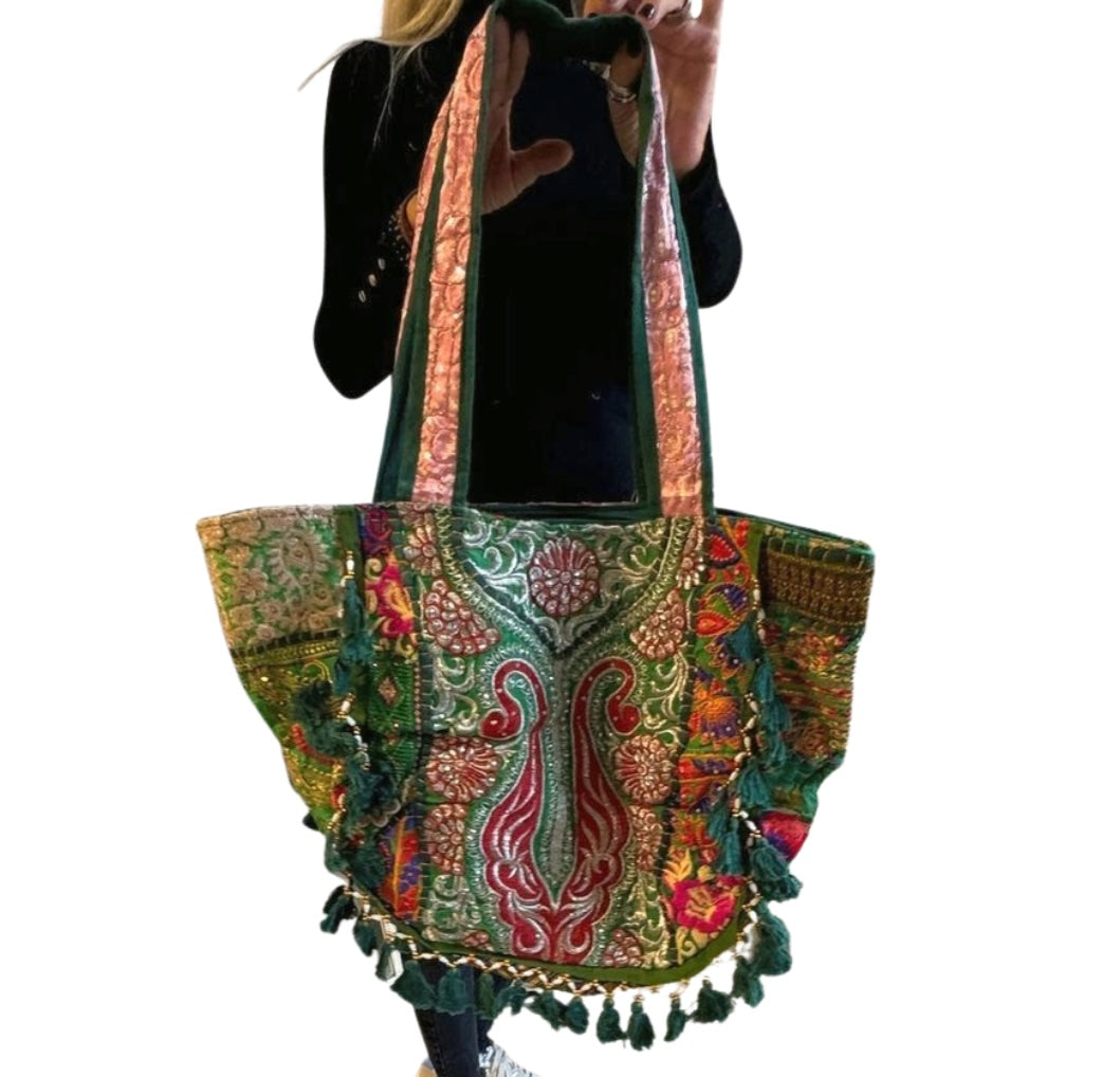 Bolso bohemio verde con pompones