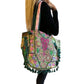 Bolso bohemio verde con pompones