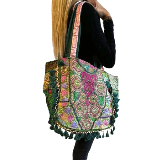 Bolso bohemio verde con pompones