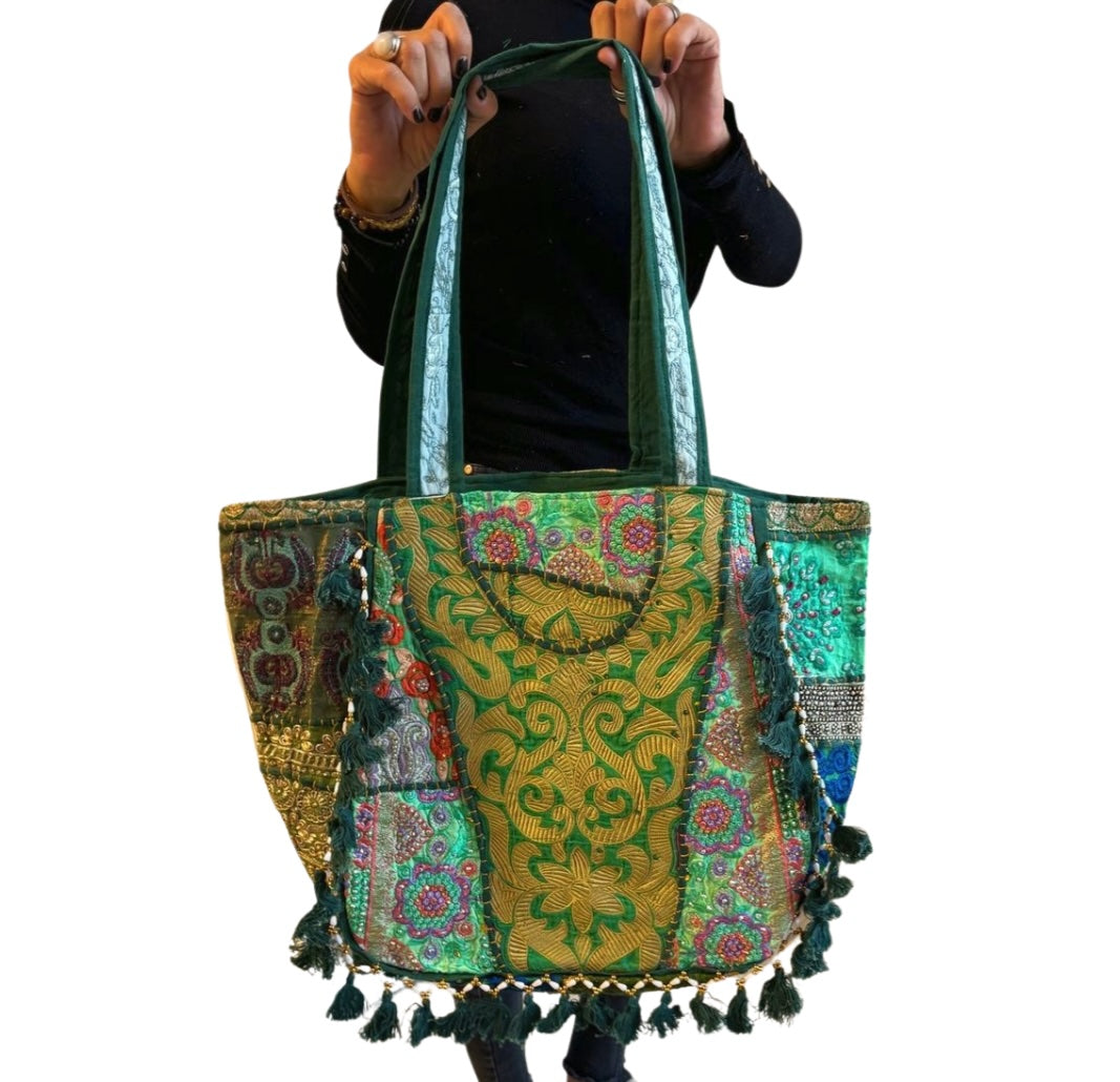 Bolso bohemio verde con pompones