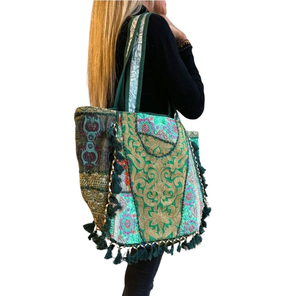 Bolso bohemio verde con pompones